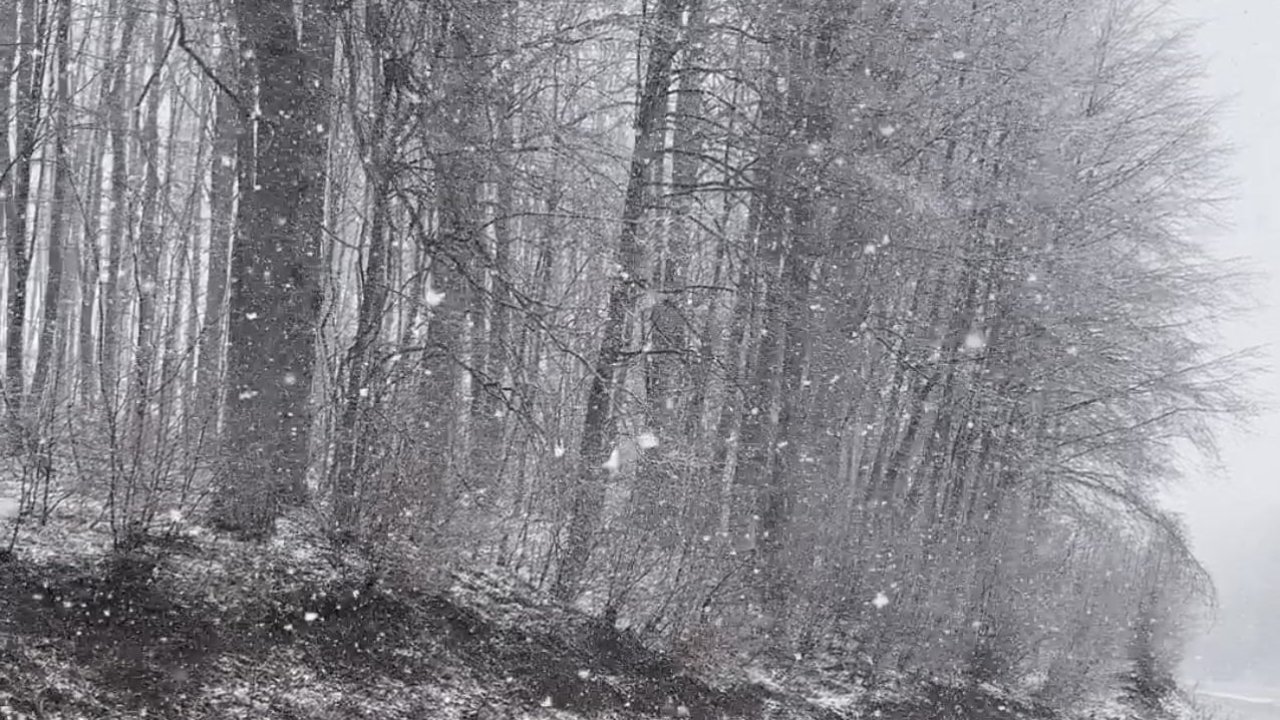 İnegöl-Domaniç karayoluna nisan ayında kar yağdı