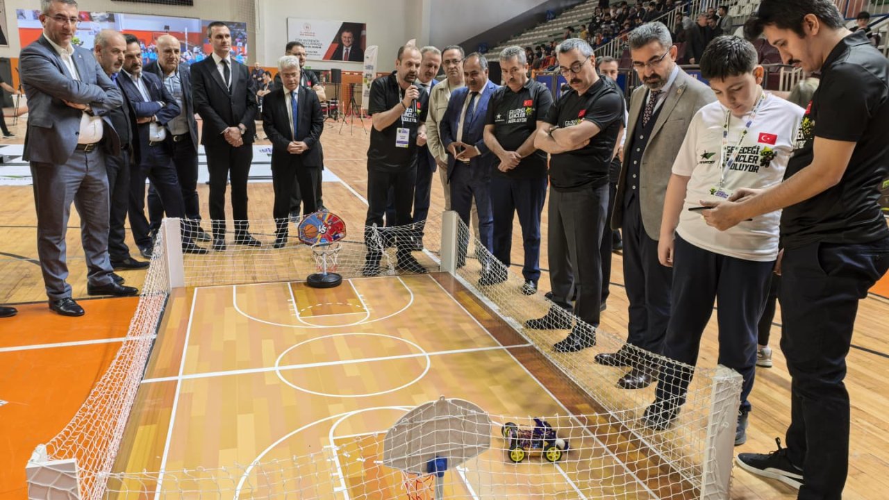 İnegöl'de öğrenciler robotlarıyla yarıştı