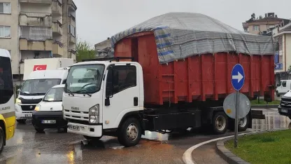 İnegöl’de servis minibüsü ile kamyon çarpıştı; 4 yaralı