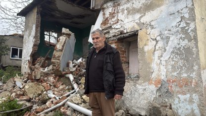 İnşaat alanındaki toprak kayması nedeniyle evi yıkıldı; eşiyle birlikte çocuklarının yanına sığındı