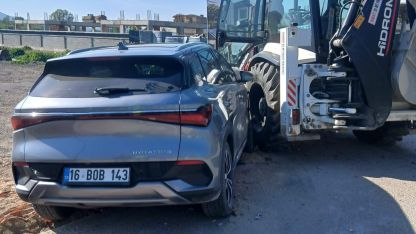 İş makinesine çarpan otomobilin sürücüsü yaralandı