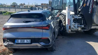 İş makinesine çarpan otomobilin sürücüsü yaralandı