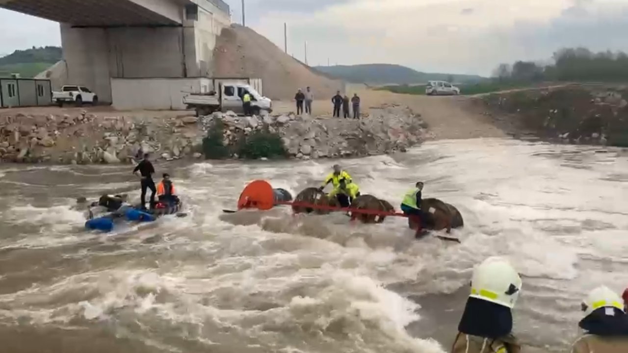 İşçilerini taşıyan traktör dereden geçerken devrildi: 10 işçi vinç yardımıyla kurtarıldı