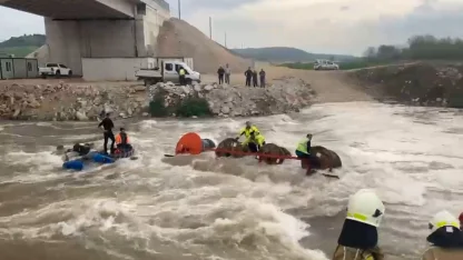 İşçilerini taşıyan traktör dereden geçerken devrildi: 10 işçi vinç yardımıyla kurtarıldı