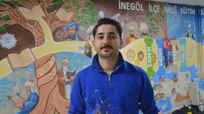 İşitme engelli öğretmen, ‘Türkiye Yüzyılı Maarif Modeli’ müfredatını duvara resmetti