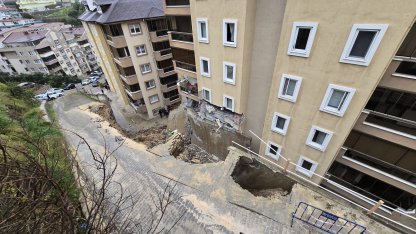 İstinat duvarı çöktü; 7 katlı binanın 2 katı tahliye edildi