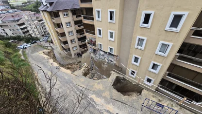 İstinat duvarı çöktü; 7 katlı binanın 2 katı tahliye edildi