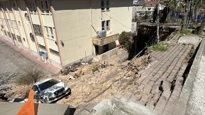 İstinat duvarı çöktü; park halindeki otomobil, okulun bahçesine sürüklendi