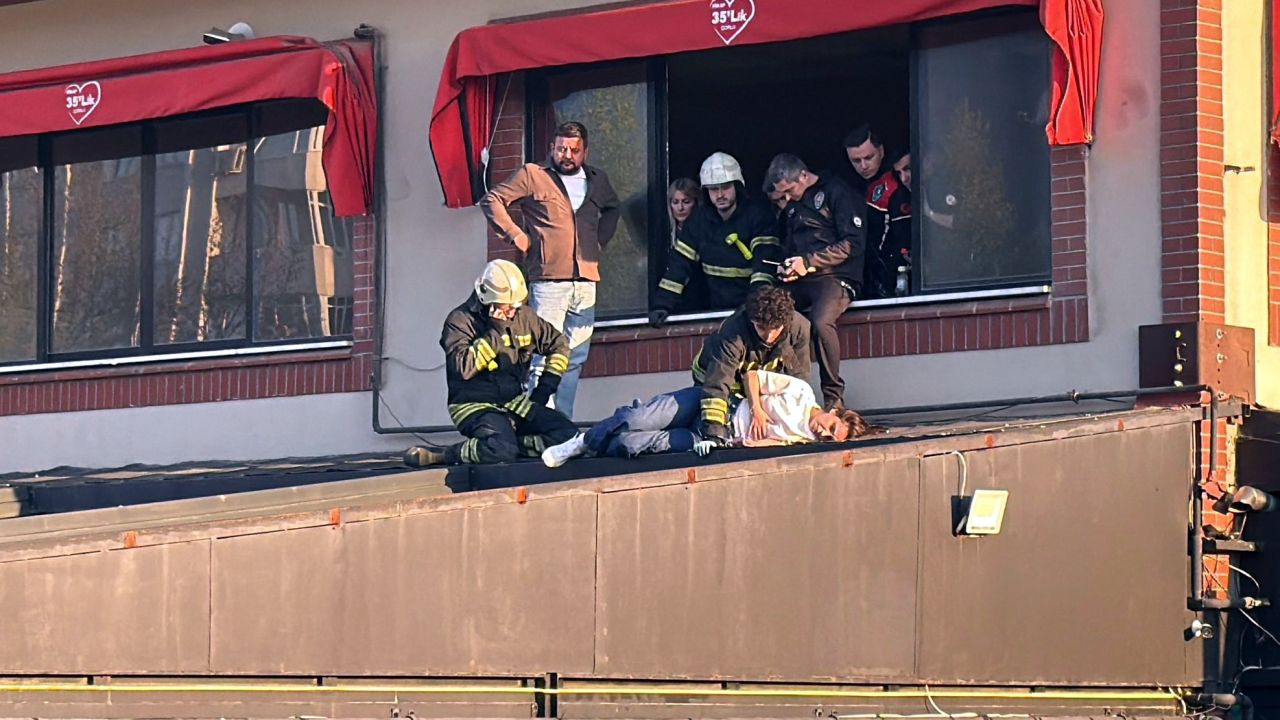 Kafeteryanın 3’üncü katında otururken dengesini kaybedip, alt katın terasına düştü