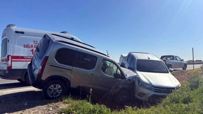 Kamyonet ile hafif ticari araç çarpıştı; 2 yaralı