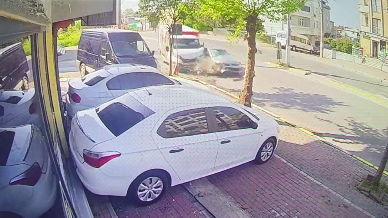 Kamyonet ile otomobilin çarpıştığı kaza kamerada; 2 yaralı