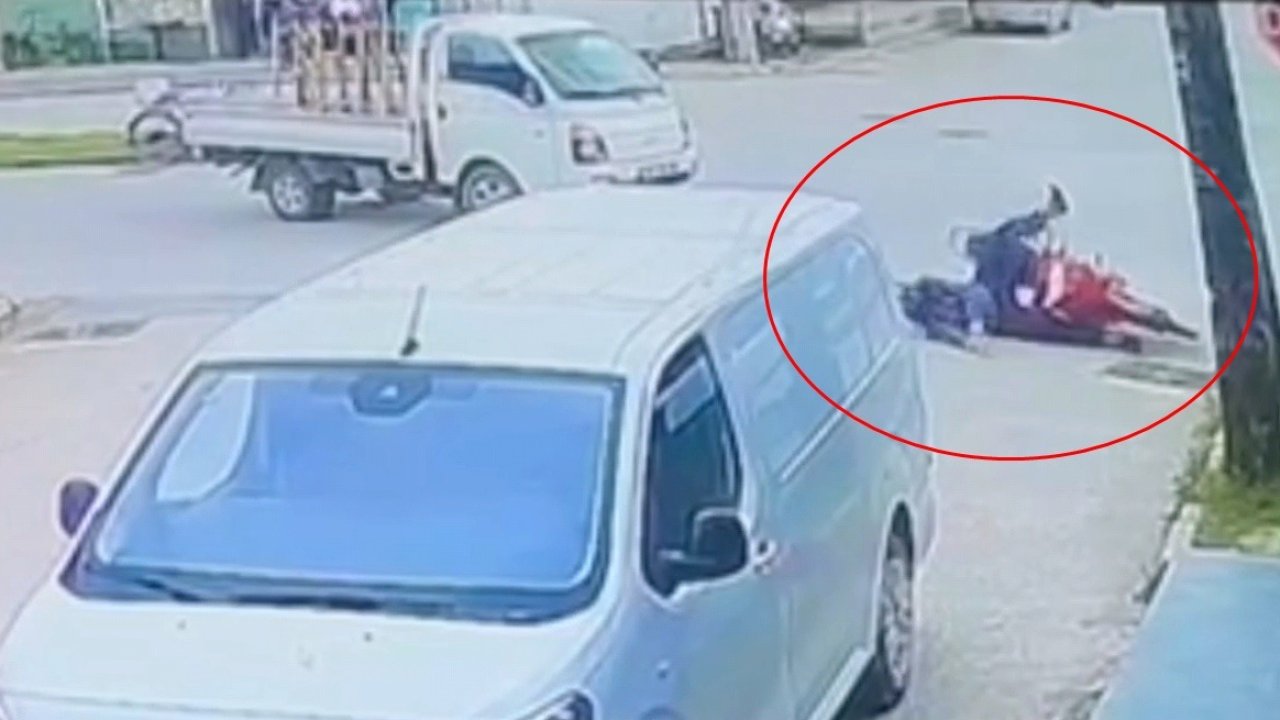 Kamyonetle çarpışan motosikletin sürücüsü yaralandı; kaza kamerada