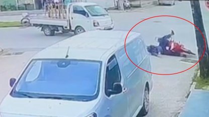 Kamyonetle çarpışan motosikletin sürücüsü yaralandı; kaza kamerada