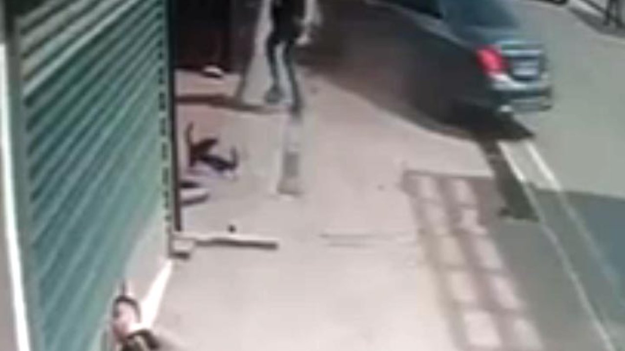 Karşı yönden gelen motosikletliye otomobiliyle çarptı