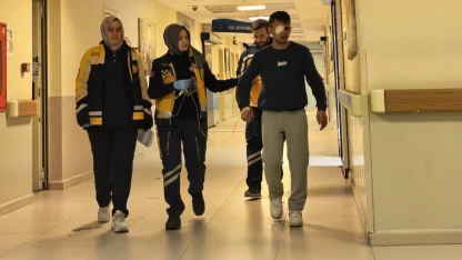 Kesim sırasında fırlayan ağaç parçası gözüne saplandı