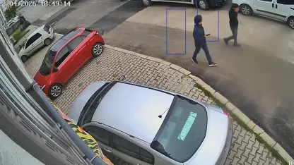 Kontak anahtarı üzerinde bırakılan kargo aracını çalan 2 şüpheli takiple yakalandı