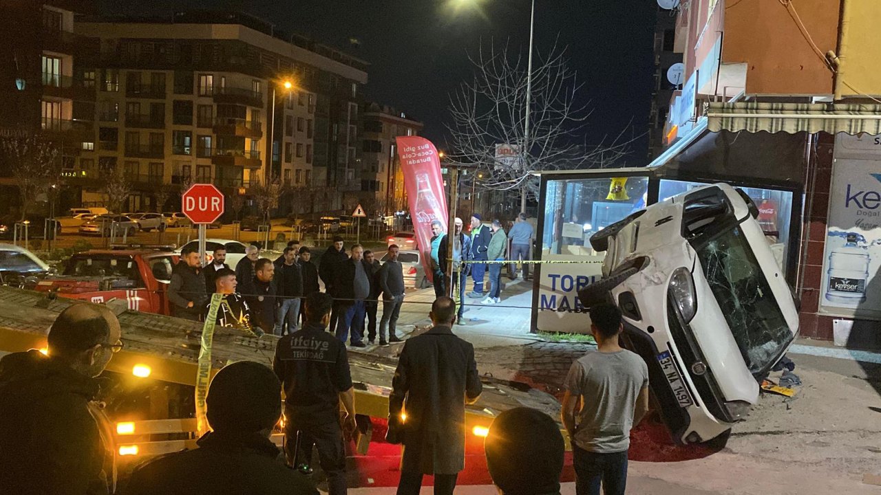 Kontrolden çıkan otomobil 5 araca çarpıp, takla attı: 2 yaralı
