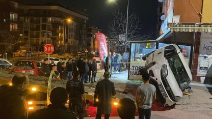 Kontrolden çıkan otomobil 5 araca çarpıp, takla attı: 2 yaralı