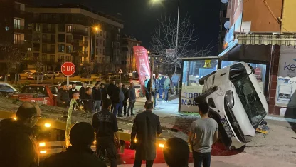 Kontrolden çıkan otomobil 5 araca çarpıp, takla attı: 2 yaralı