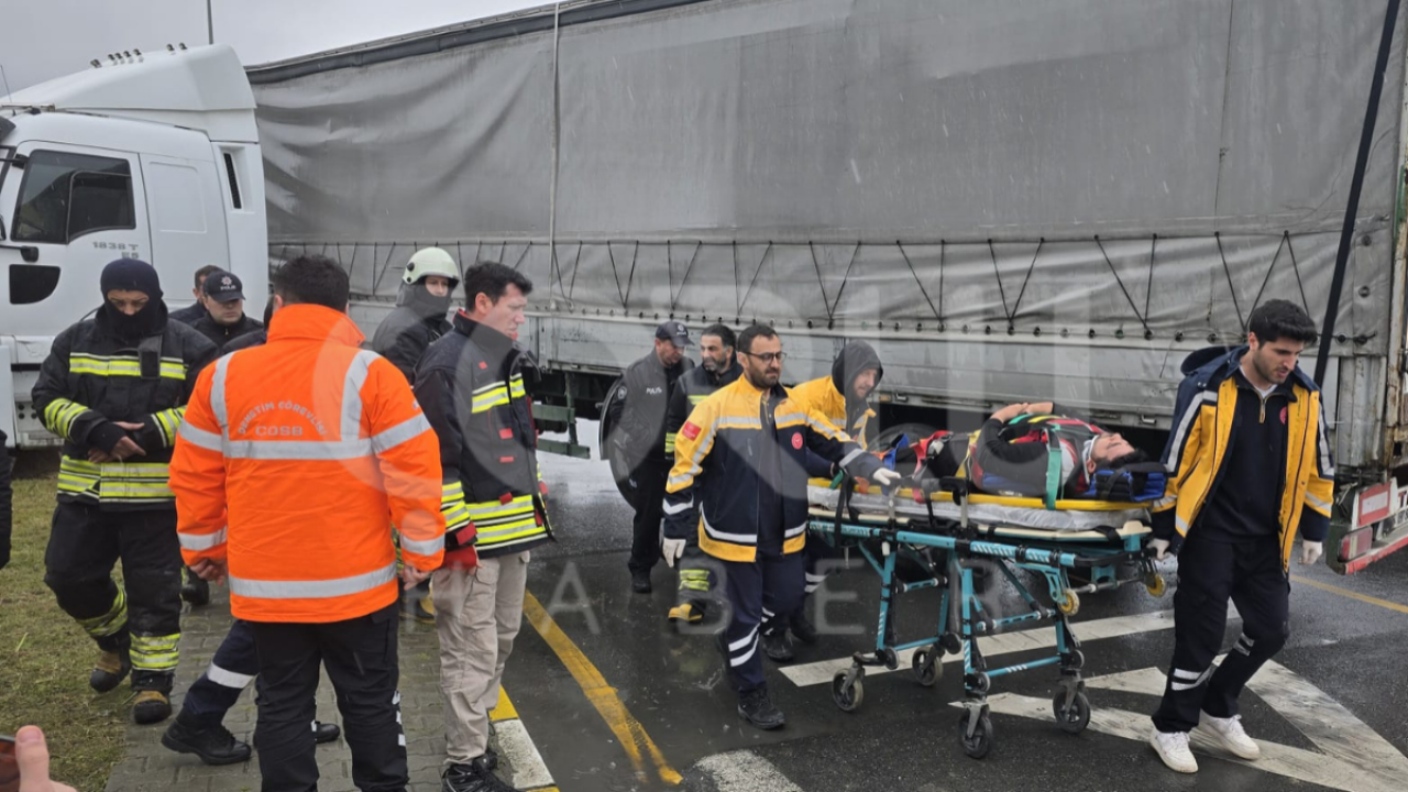 Kontrolden çıkan tır kaldırıma çıktı, 1 yaralı