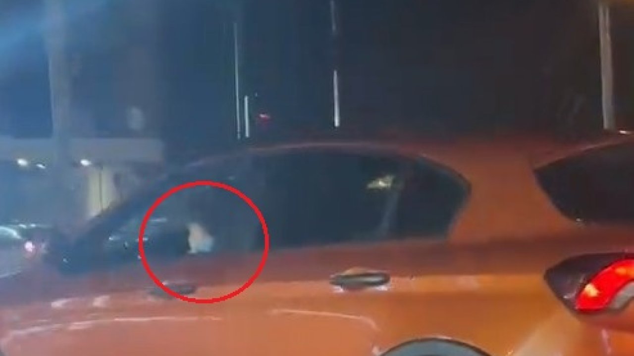 Kucağındaki çocukla otomobiliyle trafikte ilerledi