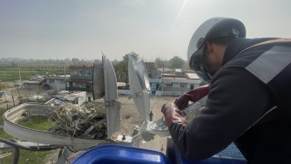 Kuşların yuva yaptığı sokak lambasındaki enerji iptal edilip yeni armatür takıldı