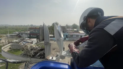 Kuşların yuva yaptığı sokak lambasındaki enerji iptal edilip yeni armatür takıldı