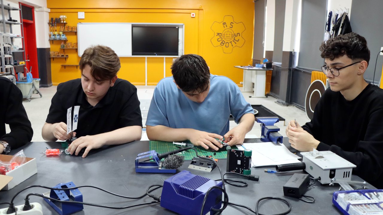 Lise öğrencileri Yunanistan’daki robot yarışmasında kategorilerinde birinci oldu