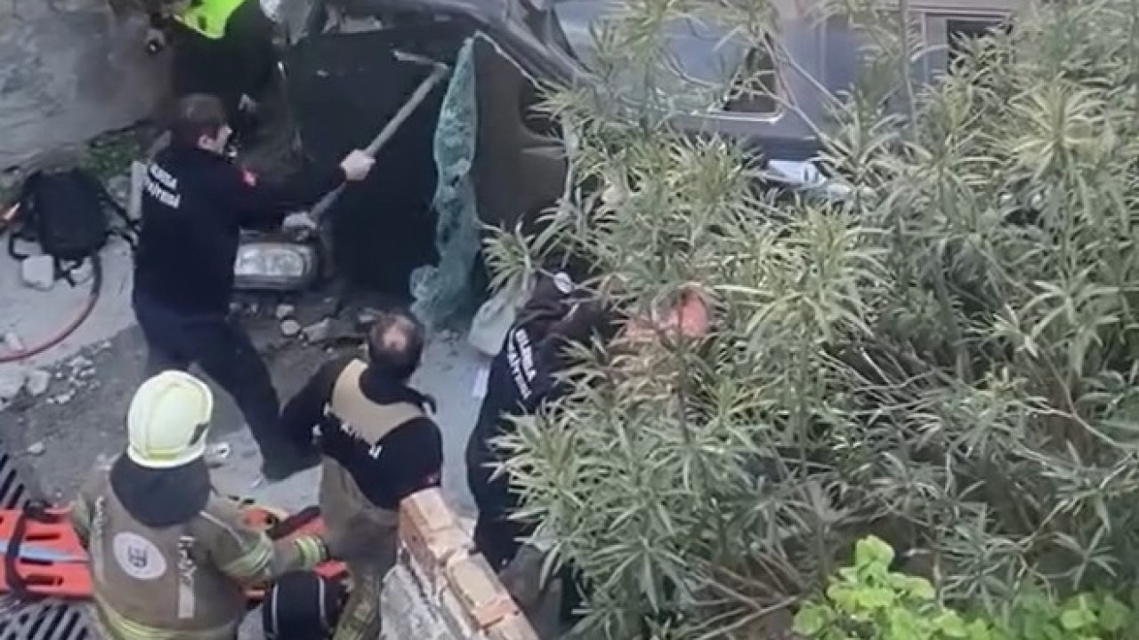 Merdivenlerden düşüp yan yatan araçta sıkışan yolcuyu itfaiye kurtardı; o anlar kamerada