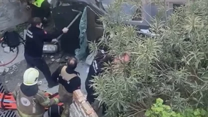 Merdivenlerden düşüp yan yatan araçta sıkışan yolcuyu itfaiye kurtardı; o anlar kamerada