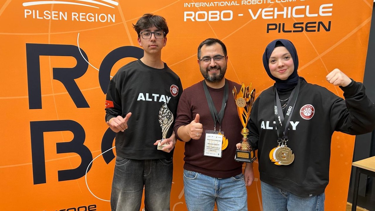 Meslek Lisesi'nde üretip, ‘Altay’ adını verdikleri otonom robotla dünya 2’ncisi oldular