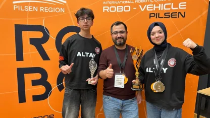 Meslek Lisesi'nde üretip, ‘Altay’ adını verdikleri otonom robotla dünya 2’ncisi oldular