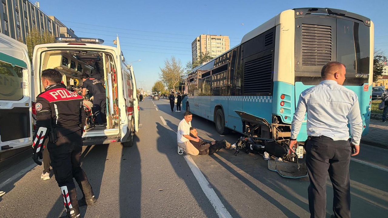 Motosiklet, duraktaki otobüse çarptı; 2 yaralı