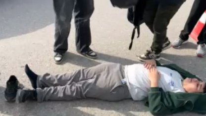 Motosiklet yolun karşısına geçen bisikletliye çarptı; 1’i çocuk, 3 yaralı