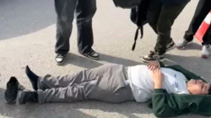 Motosiklet yolun karşısına geçen bisikletliye çarptı; 1’i çocuk, 3 yaralı