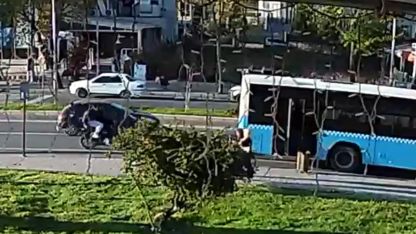 Motosikletin duraktaki otobüse çarptığı kazanın görüntüleri ortaya çıktı