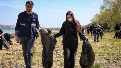 Öğrenciler göl çevresinde 85 torba çöp topladı