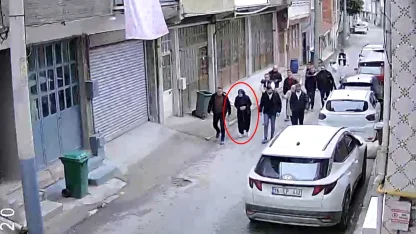 Öldürdüğü eşinin ceset parçalarını attığı çöp kutularını gösterdi; keşif görüntüleri kamerada