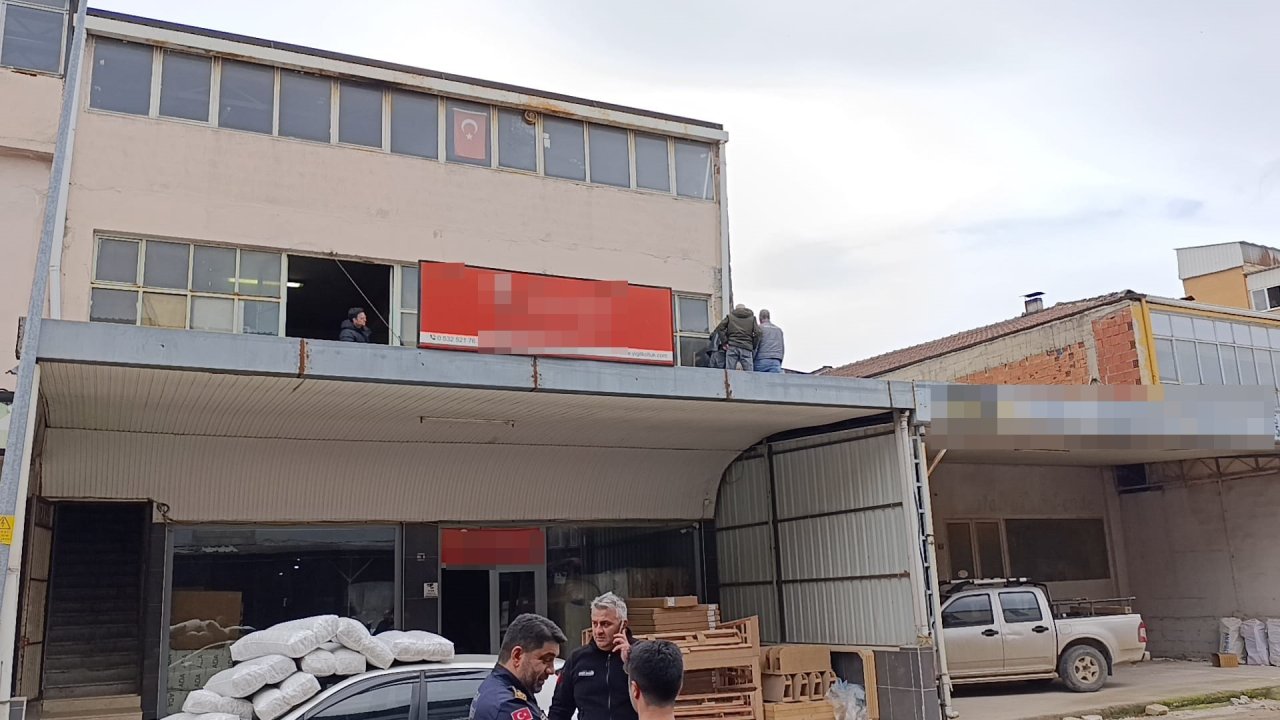 Onardığı çatının çökmesi sonucu 4 metre yükseklikten düşüp yaralandı