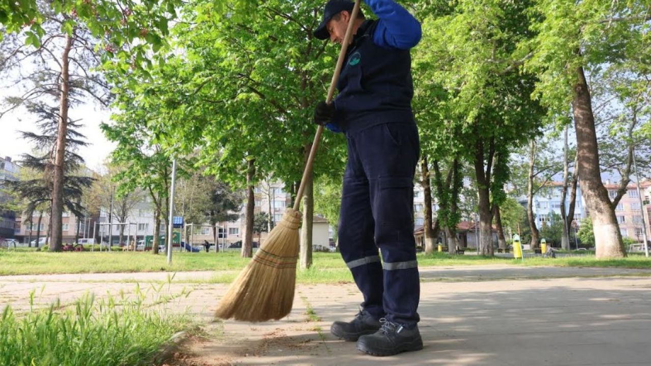 Osmangazi Belediyesi’nden parklara günlük bakım