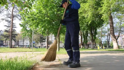 Osmangazi Belediyesi’nden parklara günlük bakım
