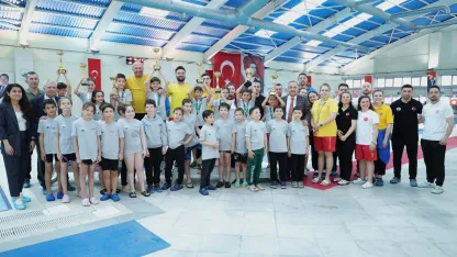 Osmangazi Yüzme Şenliği’nde kazananlar kupalarını aldı