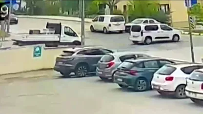 Otomobil ile çarpışan minibüsün devrildiği kaza kamerada: 1 yaralı