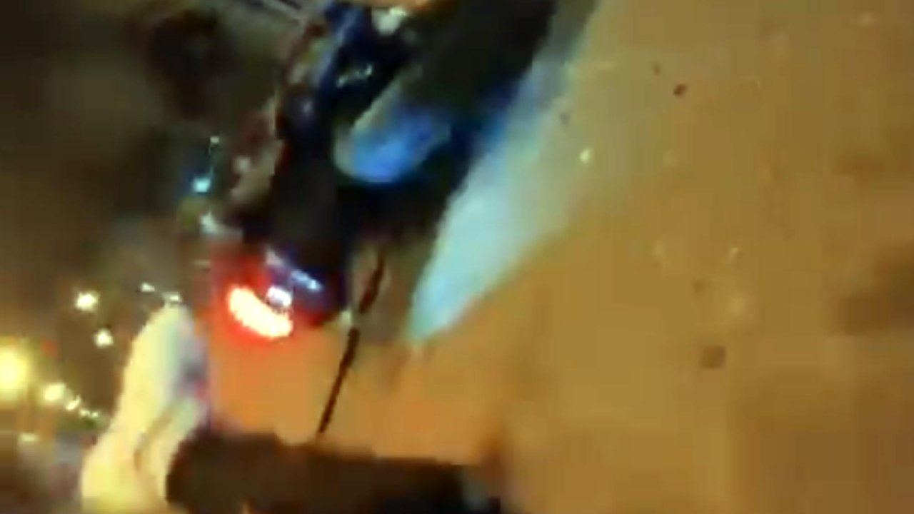 Otomobil ile çarpışan motosikletin sürücüsü yaralandı; kaza kamerada