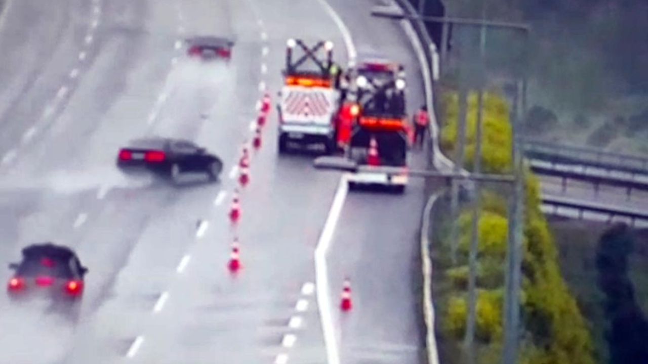 Otomobil otoyolda Karayolları ekibine çarptı, o anlar kamerada