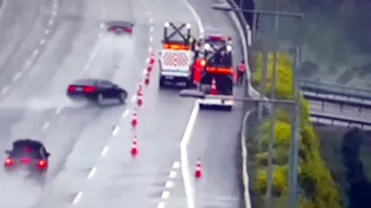 Otomobil otoyolda Karayolları ekibine çarptı, o anlar kamerada