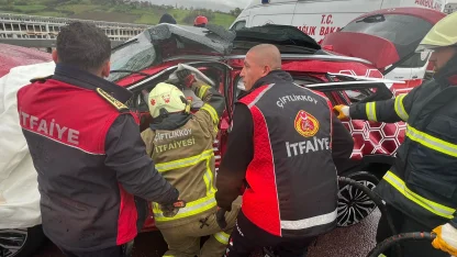 Otomobil TIR’a çarptı; 4 yaralı