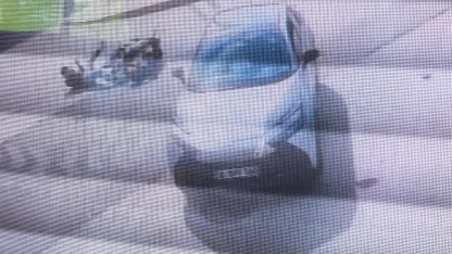 Otomobile arkadan çarpan motosikletteki 2 kişinin yaralandığı kaza kamerada