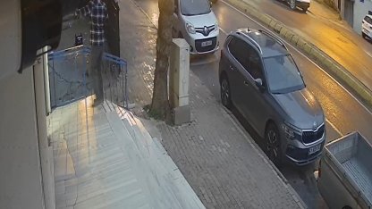 Otomobilin araçlara çarpıp, markete girdiği kaza kamerada