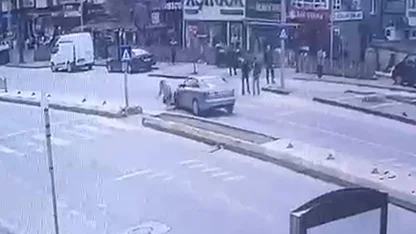Otomobilin yayaya çarptığı kaza kamerada